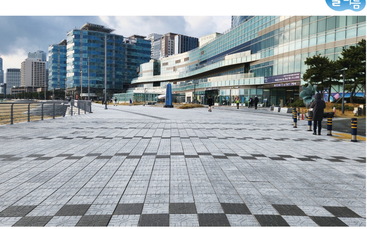 Traditional-pattern stone paving in a public plaza (catalog p. 4)